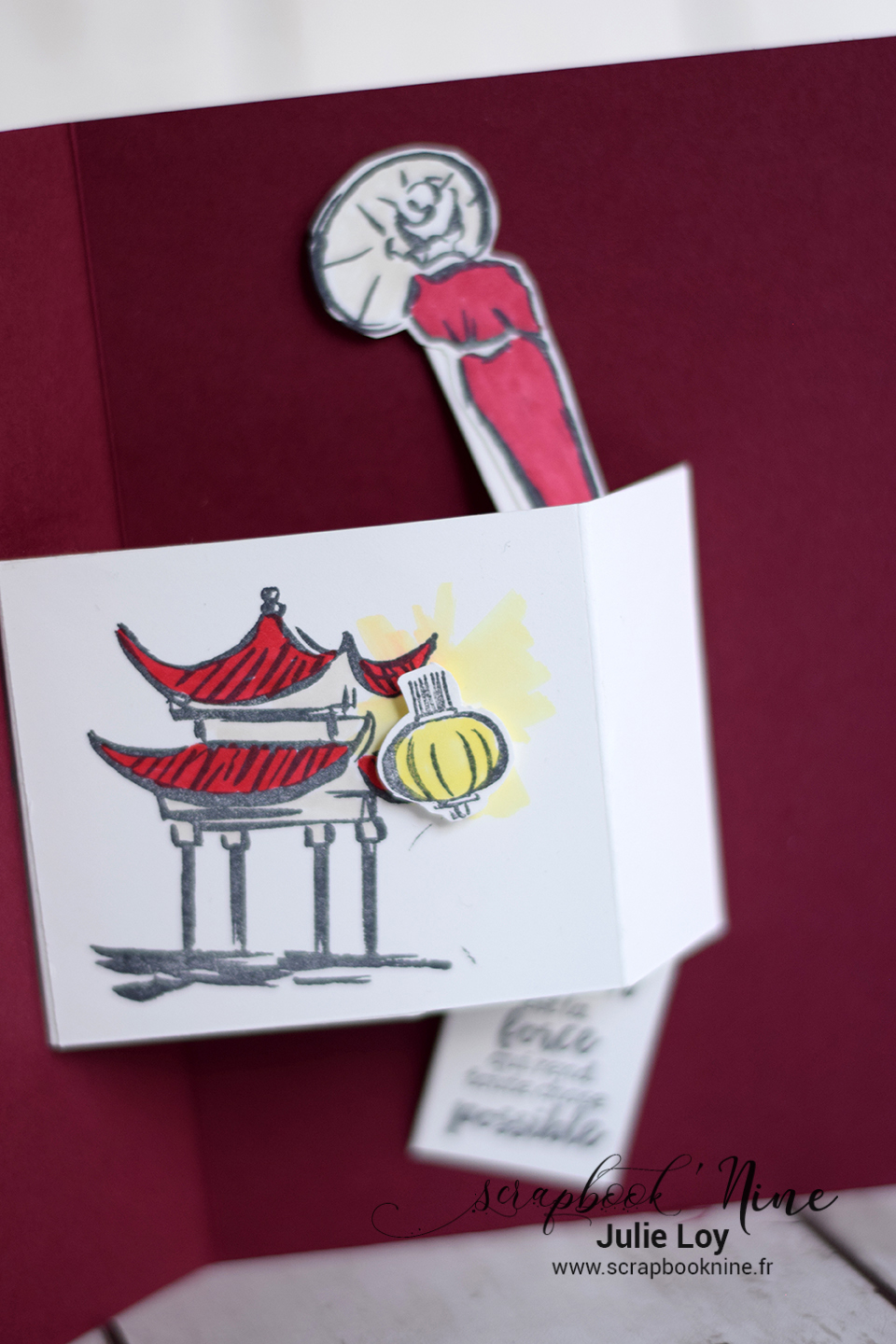 carte popup scrapbooking avec bras en papier animés qui bougent à l'ouverture