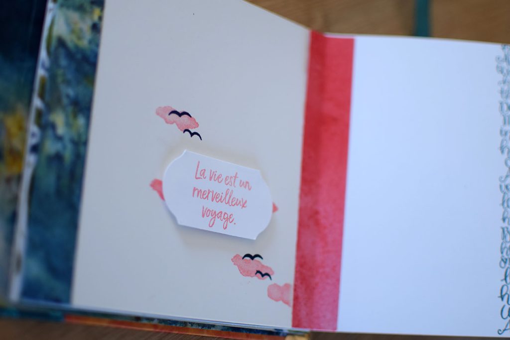 Mini album coloré en reliure collée en V scrapbooking coloré