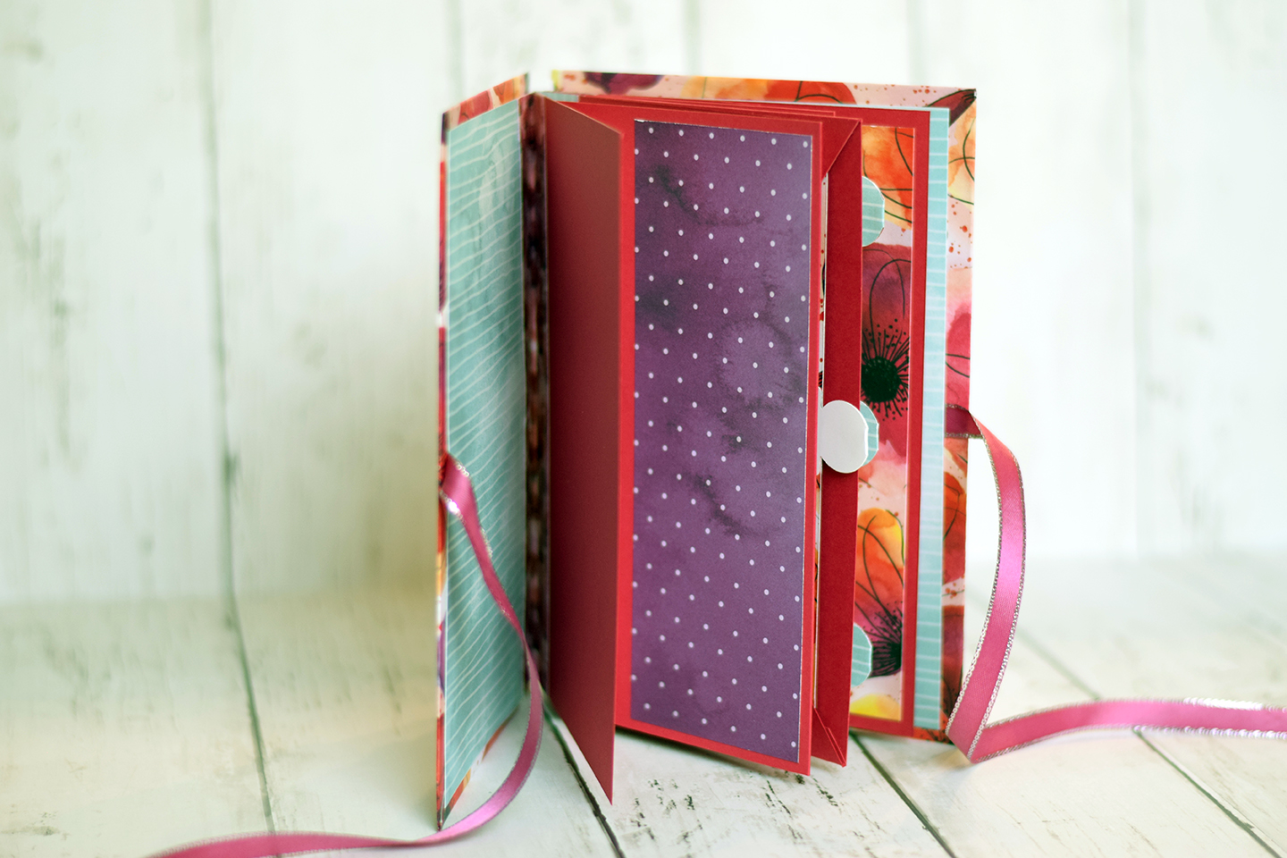 Mini-album carnet de voyage refermé, prêt à emporter