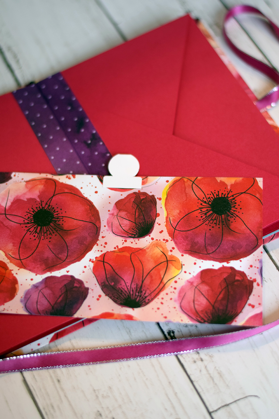 Mini-album rouge coquelicot avec cachette, exemple coloré de carnet de voyage