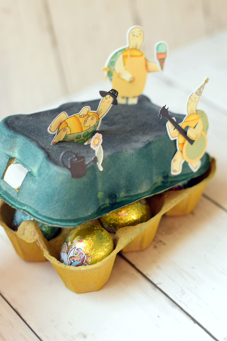 Boîte à œufs décoration Pâques fait main avec papier scrap