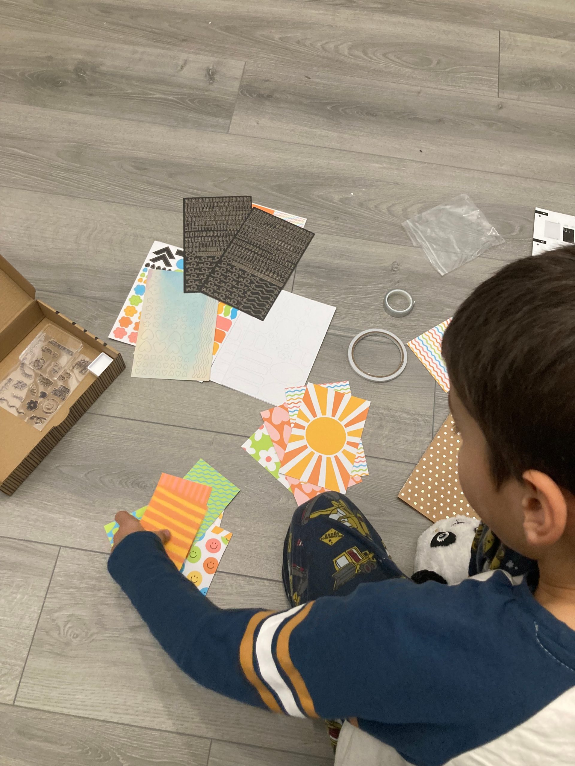 Kit de scrapbooking enfant avec tampons et embellissements