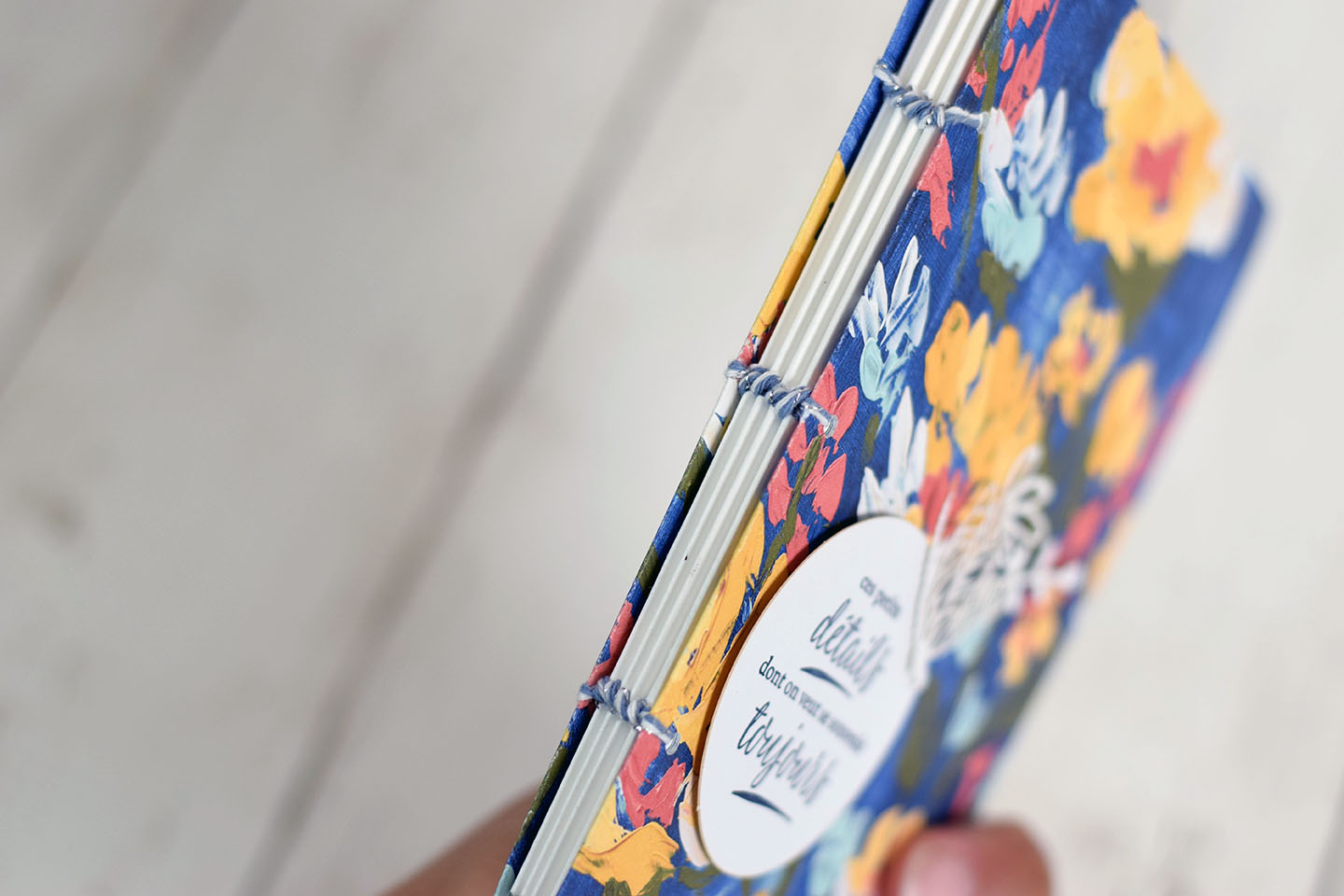 Carnet relié artisanal avec papier design – projet DIY fait main