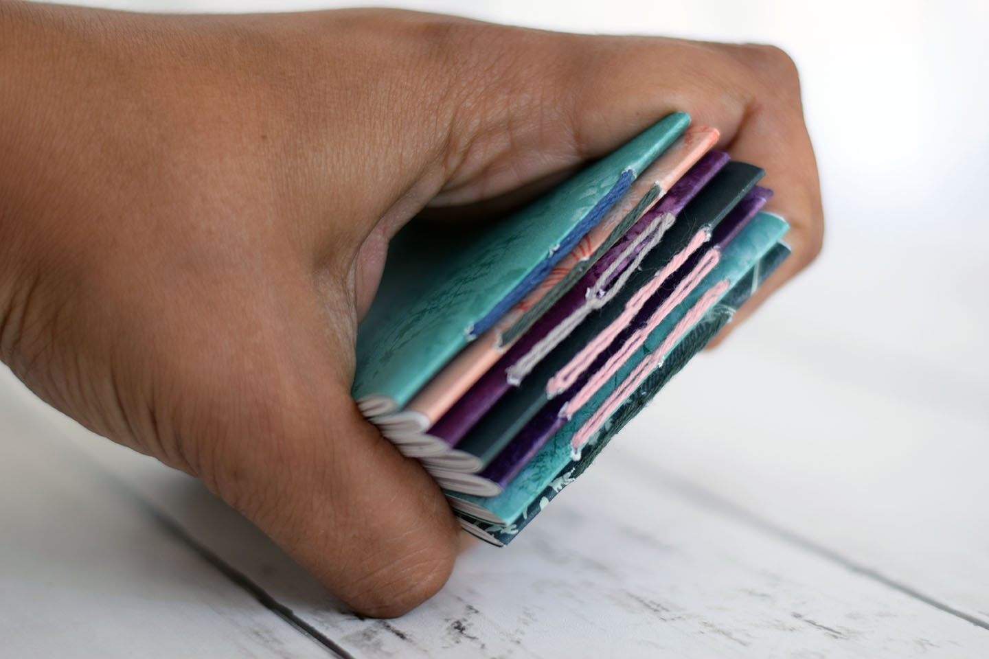 Zoom sur couverture de carnet de dessin fait main en papier récupération