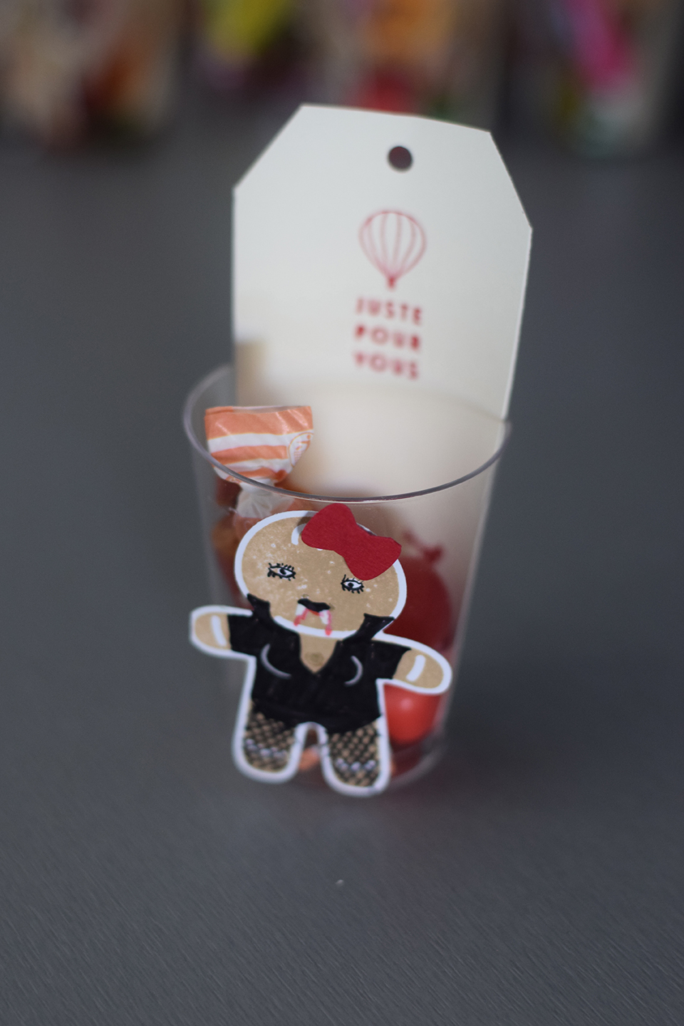 Verrine Halloween remplie de bonbons et confettis
