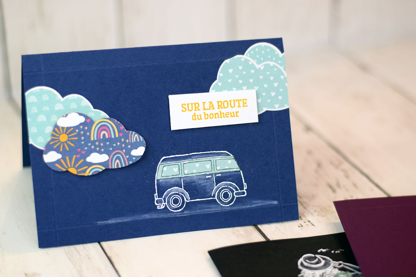 carte-embossage-blanc-et-papier-découpé-1