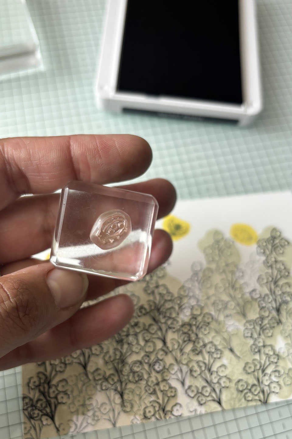 Tampon placé à l'endroit sur un bloc transparent