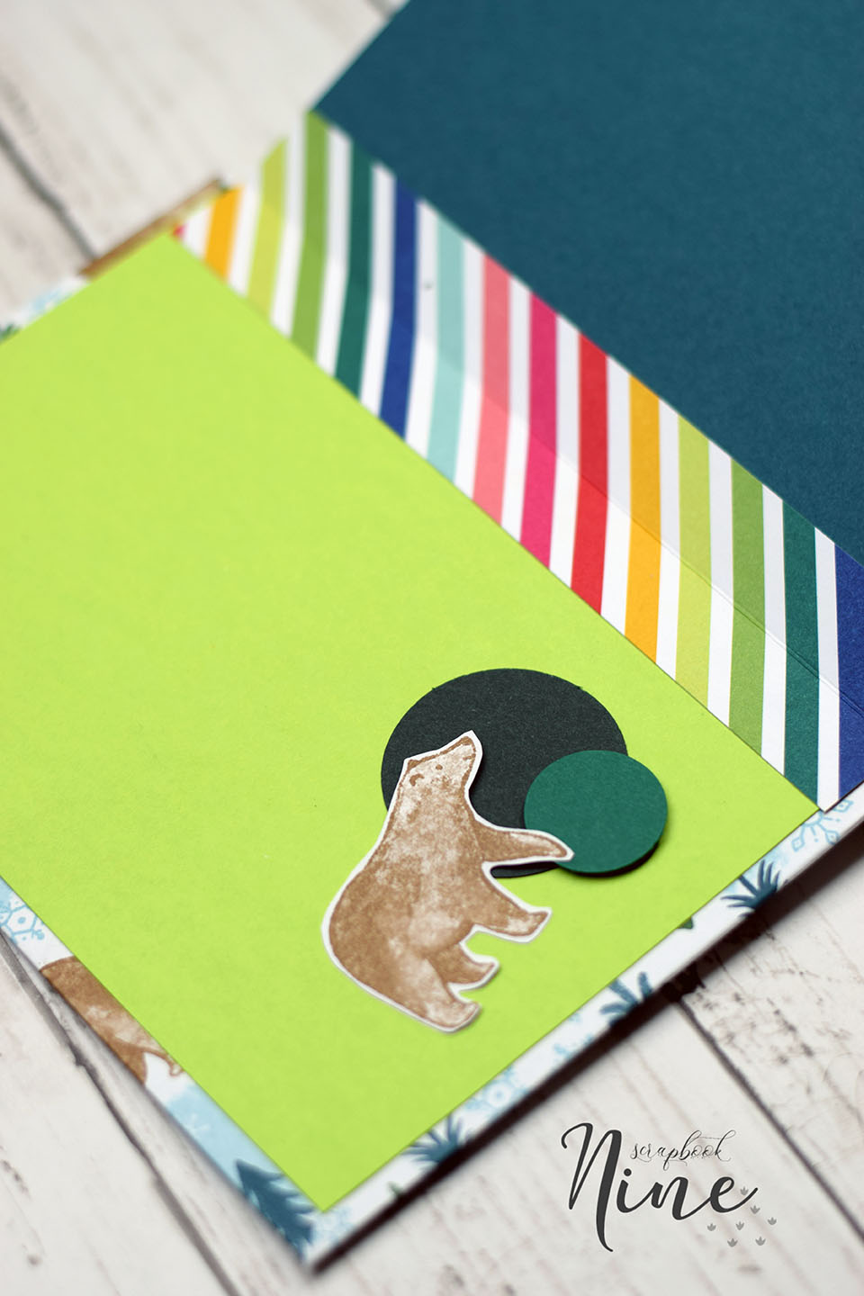 Gros plan sur la reliure du mini-album carnet de voyage