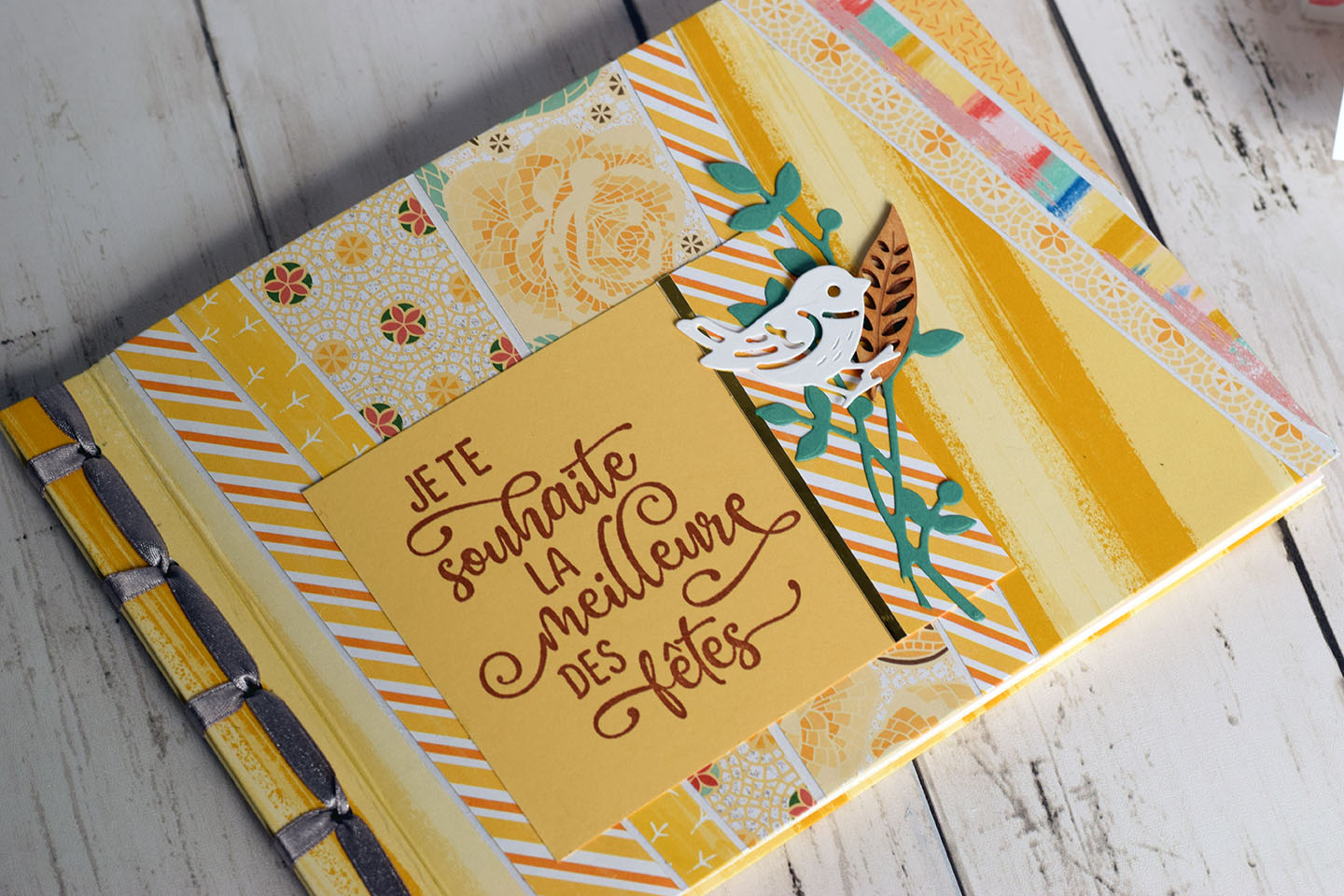 Mini-album souvenir créé à partir des photos de l’anniversaire scrapbooking