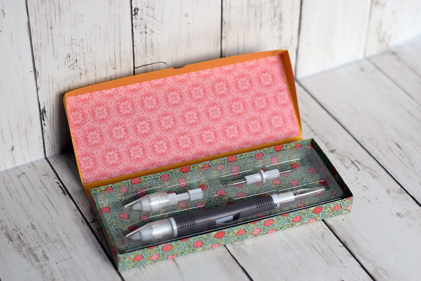 Boîte en papier faite main pour outils de scrapbooking
