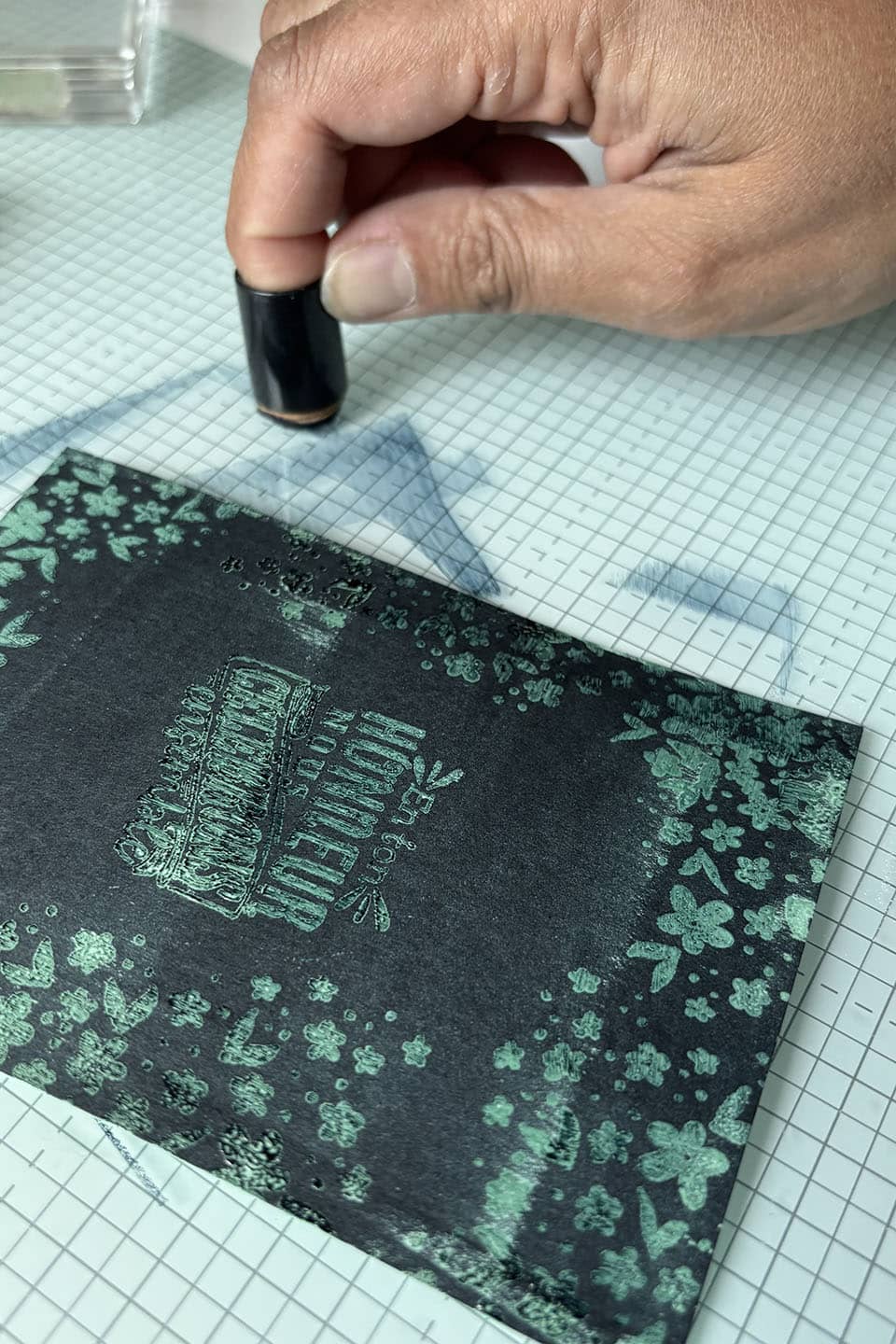Frotte la carte avec un doigt éponge pour étaler l'encre