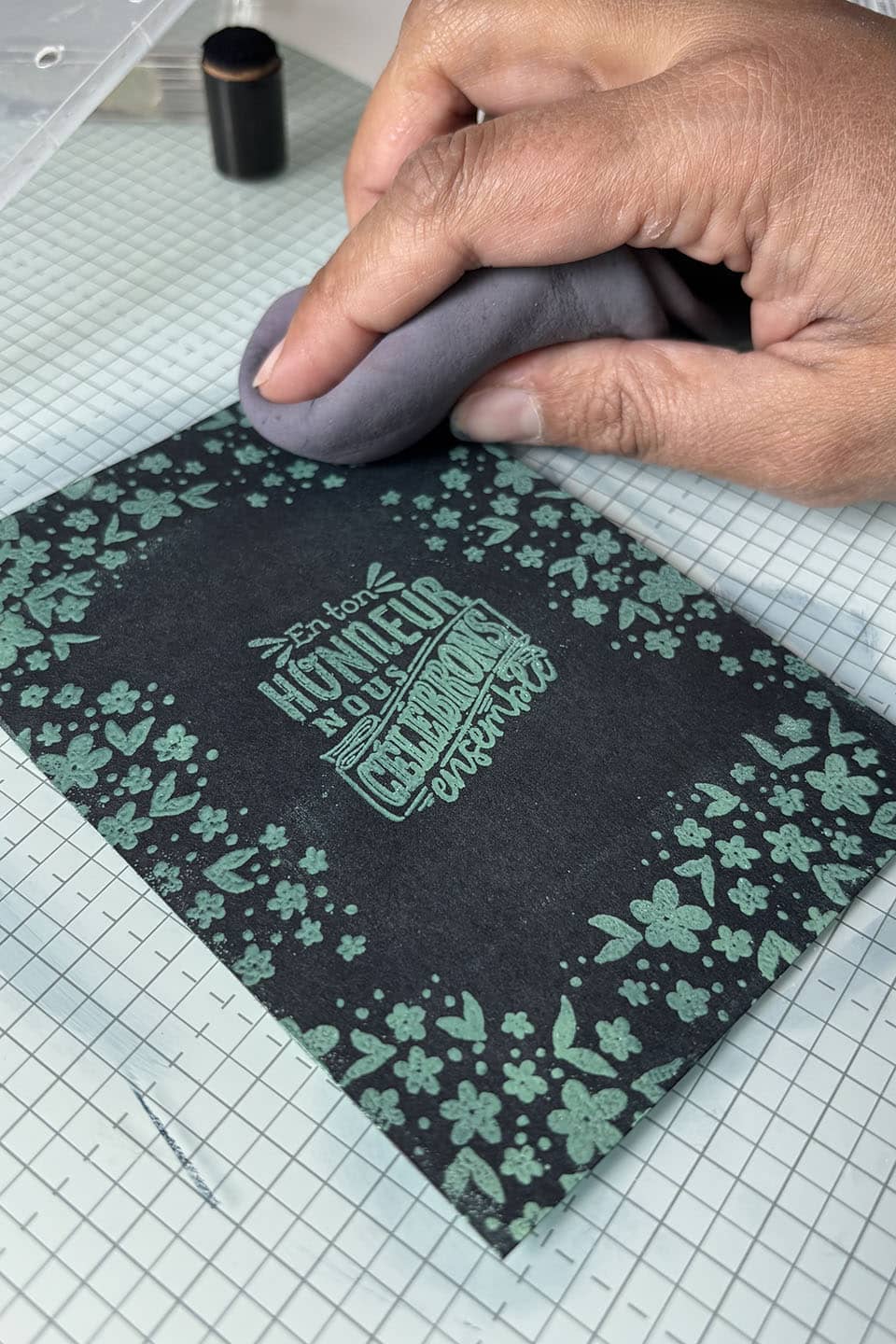 Nettoie l'encre avec un chamois