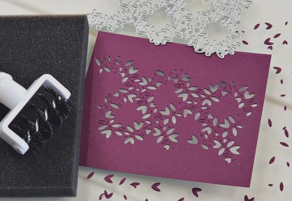 Brosse Take Your Pick pour nettoyer découpes scrapbooking