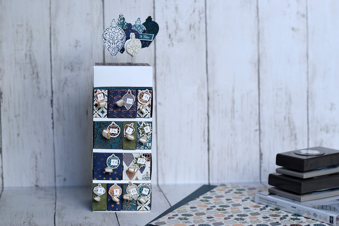 Calendrier de l’Avent en papier fait main, décoration chic de Noël