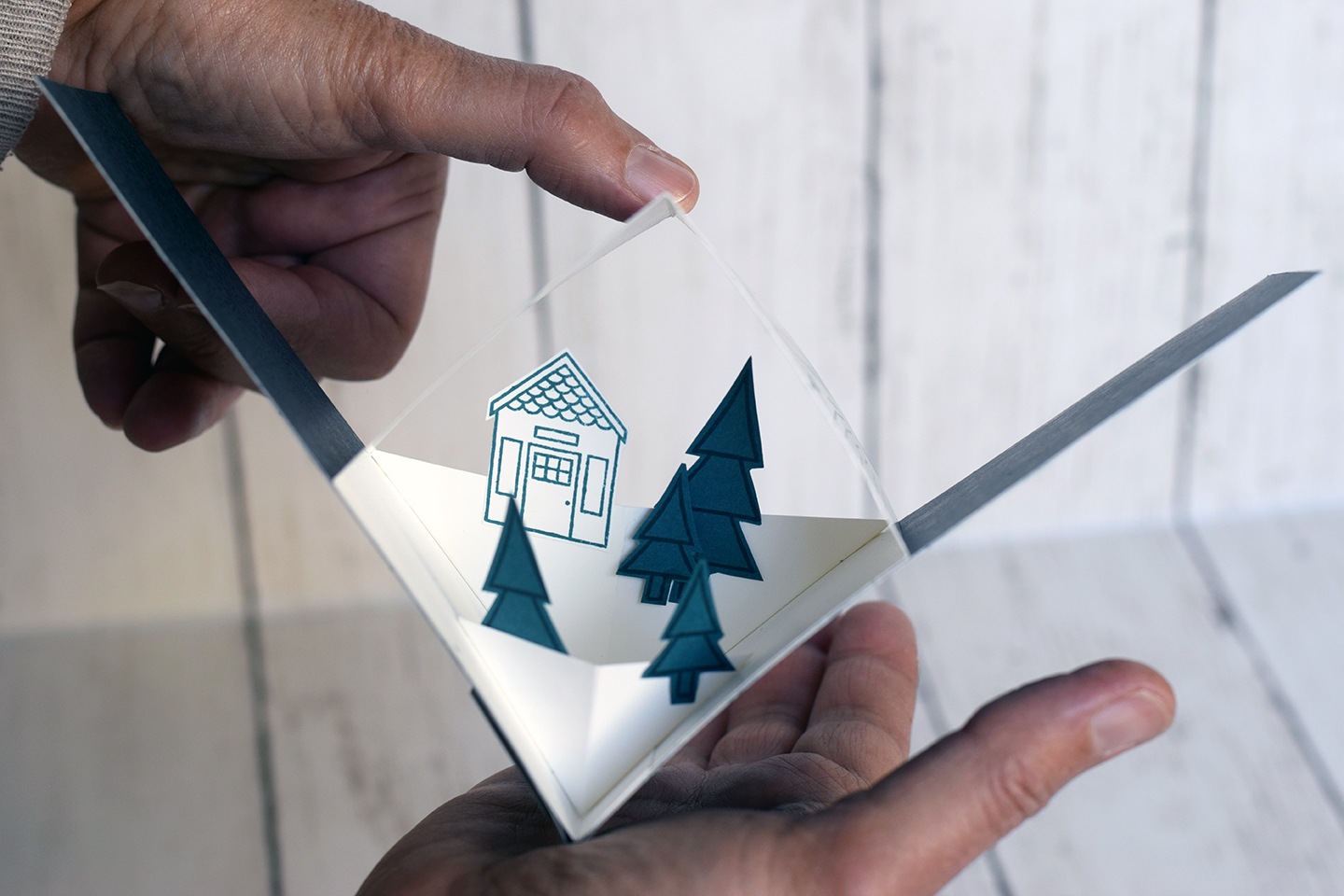Plis en V pour une carte popup tunnel en papier