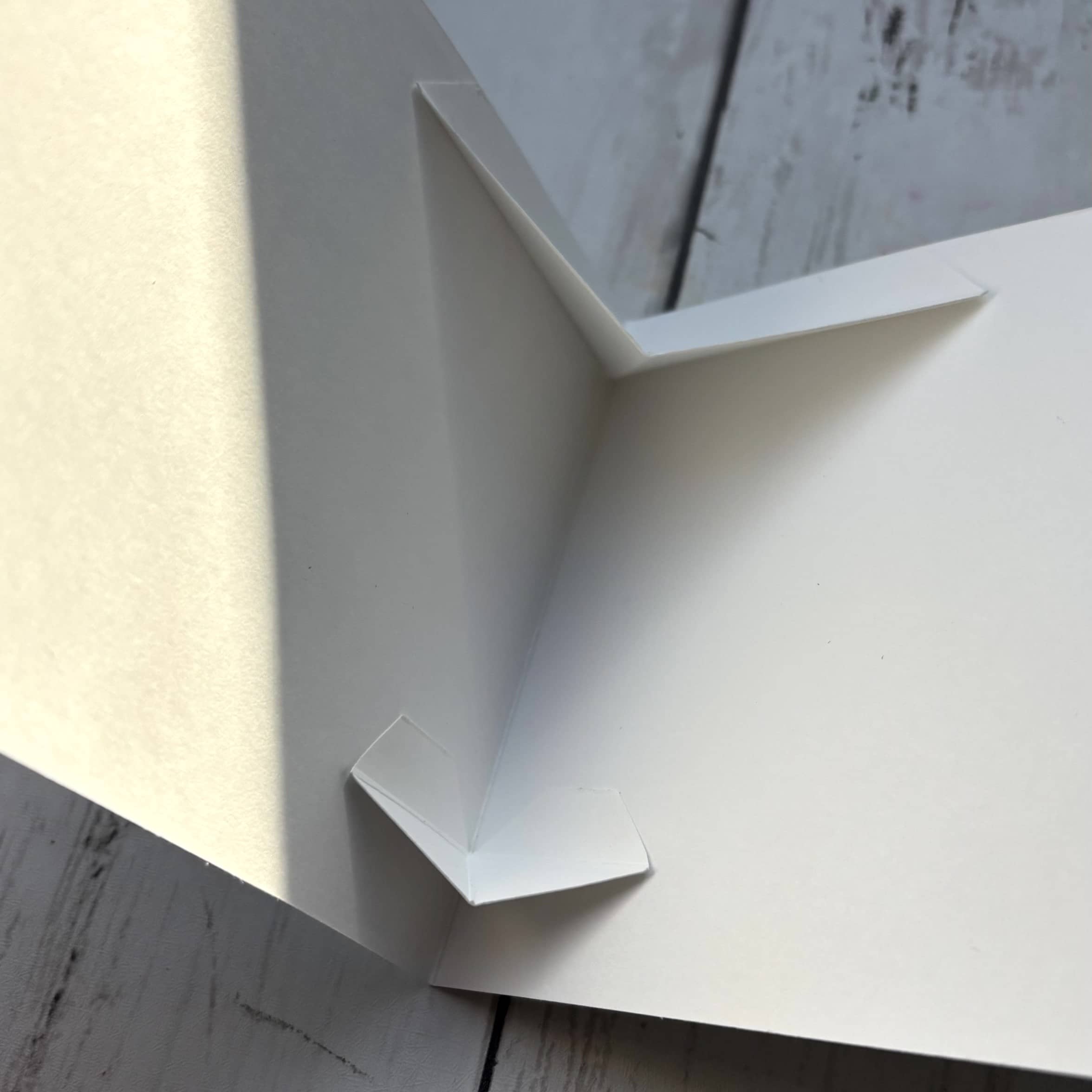 fermeture de la carte pop-up tunnel après collage des plis en V – appui pour adhérence