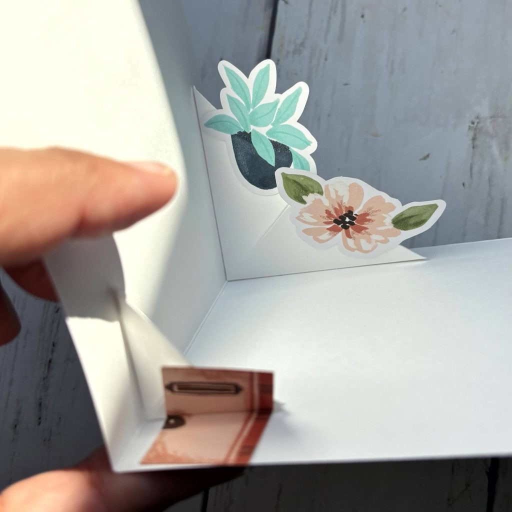 décoration des plis en V carte pop-up tunnel avec embellissements en papier