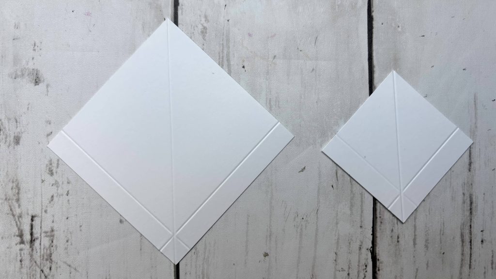 liage diagonal carré de papier blanc pour créer les plis en V d'une carte pop-up tunnel