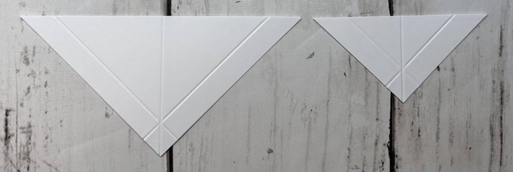 découpe sur la diagonale des carrés de papier pour le mécanisme pli en V