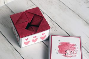 Boite avec un couvercle origami