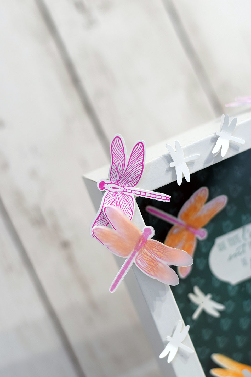 Cadre décoratif customisé avec envolée de libellules en papier scrap