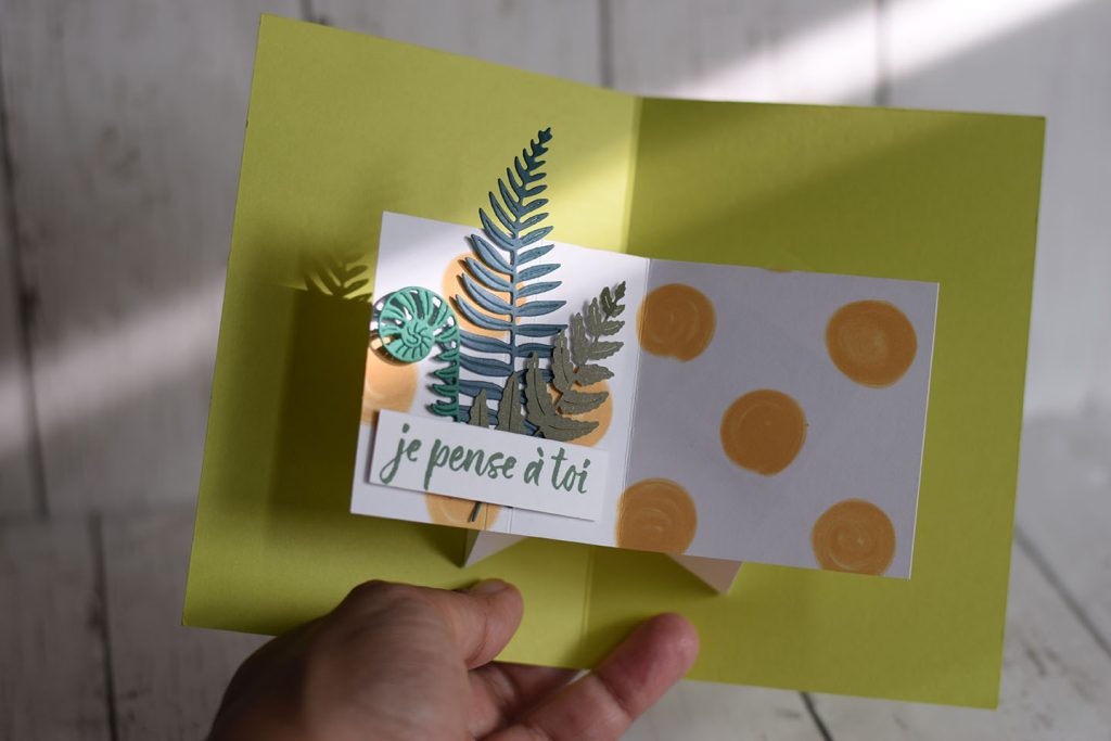 Carte popup plateforme simple fermée - vue extérieure avec décoration scrapbooking