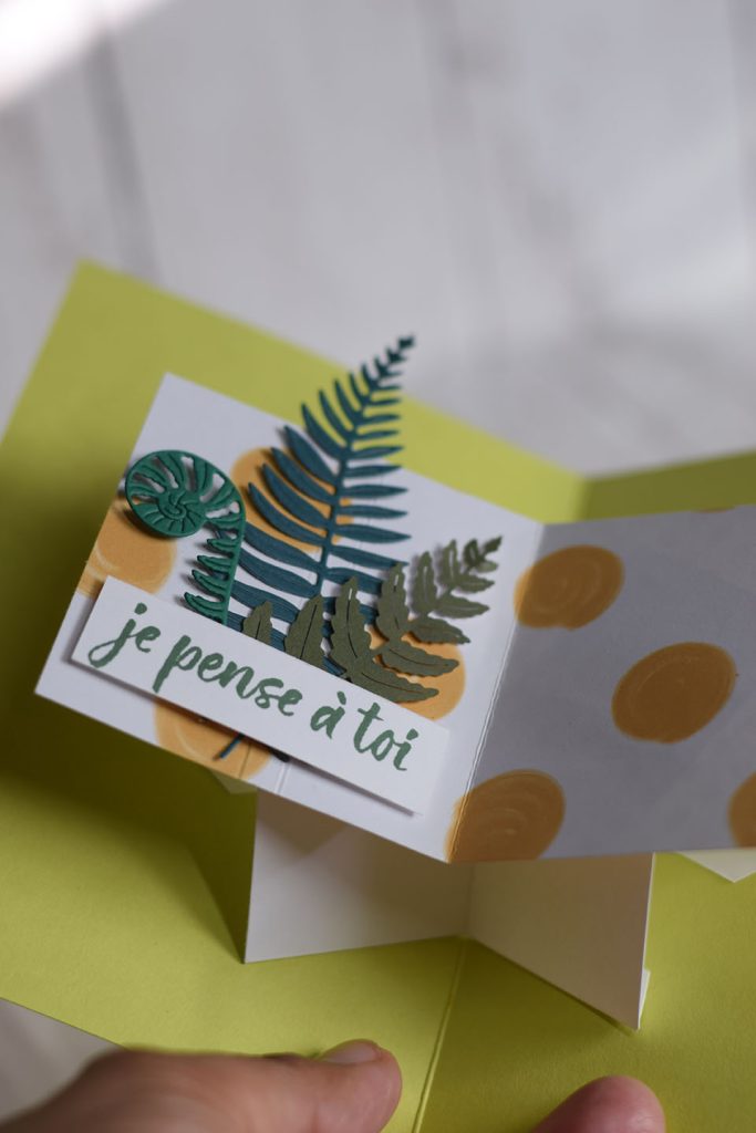 Carte popup plateforme simple ouverte avec poulette et flocons de dorure dorés