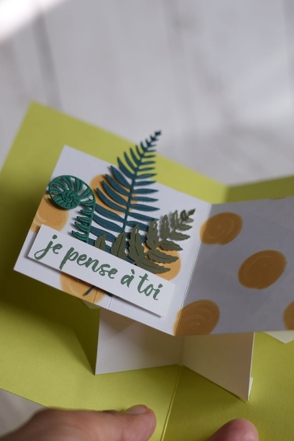 Carte popup plateforme simple ouverte avec poulette et flocons de dorure dorés