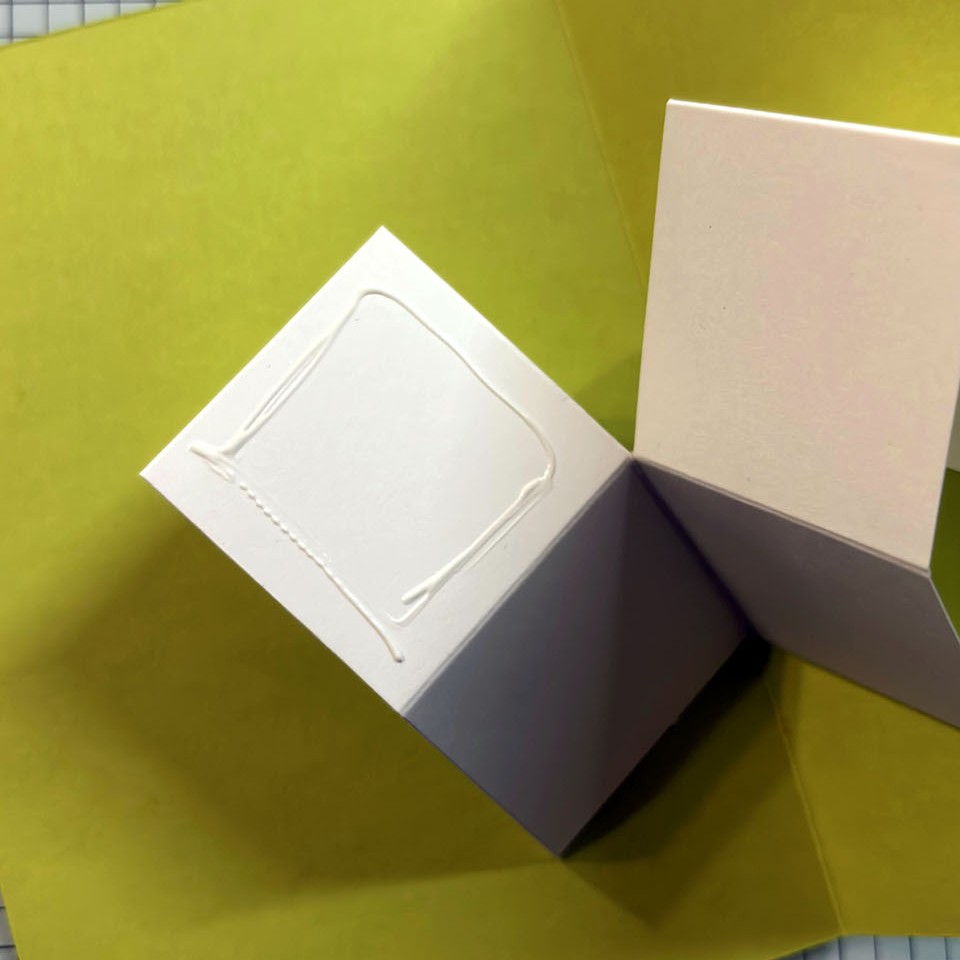 Étape 4 carte popup plateforme - application de colle liquide sur le mécanisme avant collage