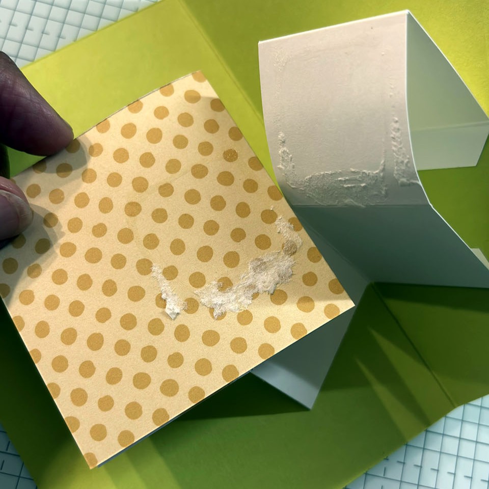 Étape 4 carte popup plateforme - collage de la plateforme à pois dorés sur le mécanisme