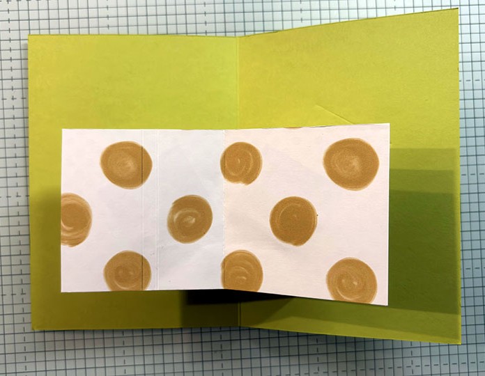 Étape 4 carte popup plateforme - vue de dessus de la carte ouverte avec plateforme à pois dorés en place