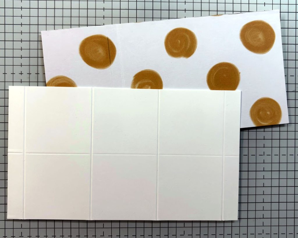 Étape 3 carte popup plateforme - pliage du mécanisme en papier blanc vu de face et de côté