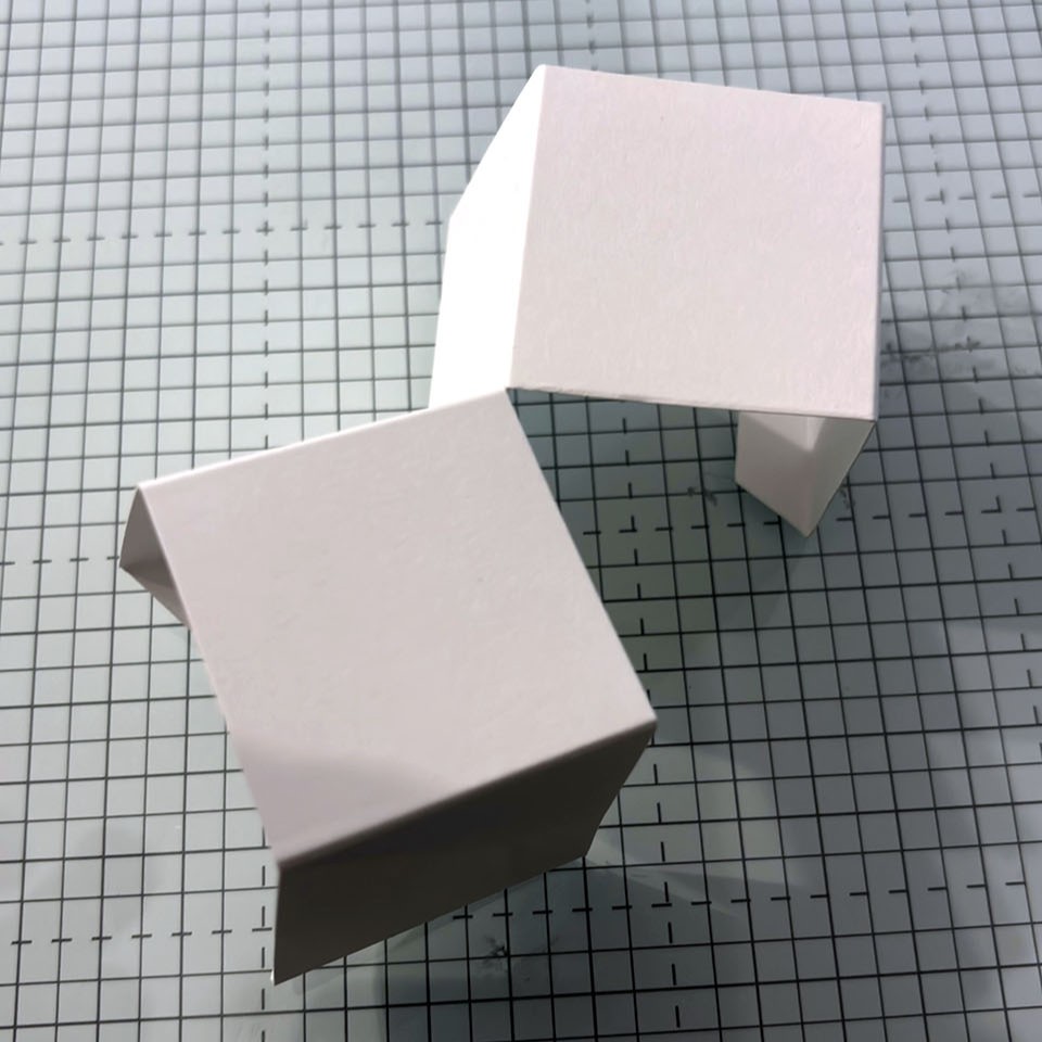 Étape 3 carte popup plateforme - pliage du mécanisme en papier blanc vu de côté