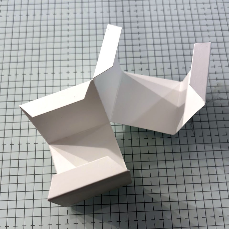 Étape 3 carte popup plateforme - pliage du mécanisme en papier blanc vu de face