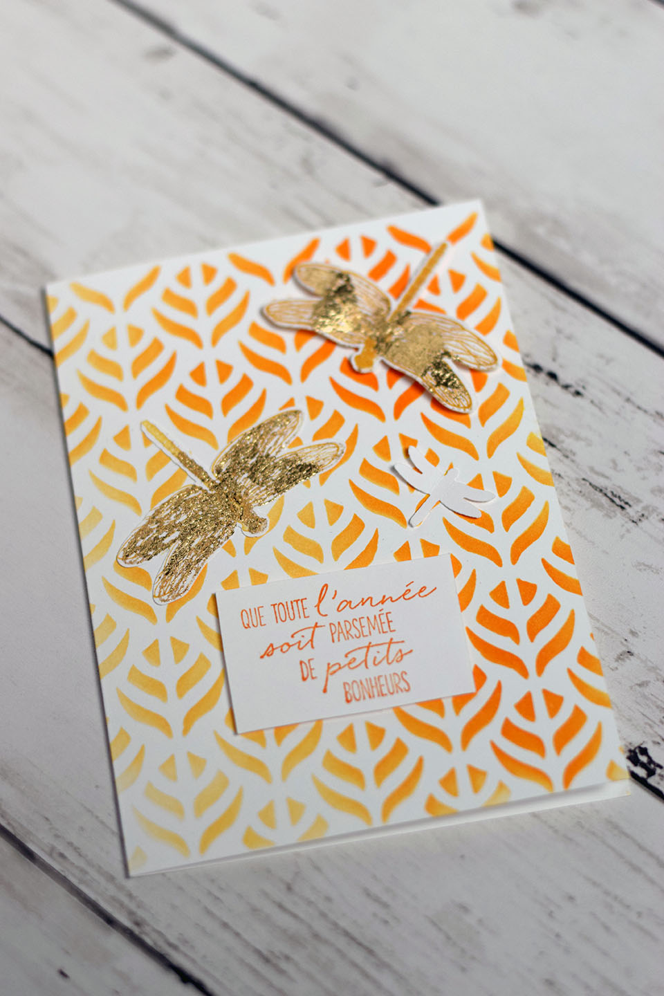 Carte scrapbooking pochoir simple floral avec pâte de texture dorée et embossage à chaud