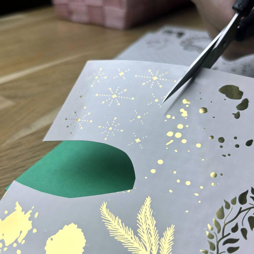 Choisis le motif de ton choix et découpe-le au ciseau