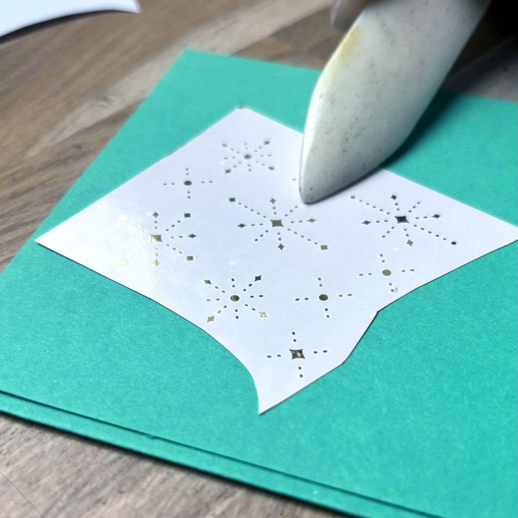 Frotte avec un plioir en os