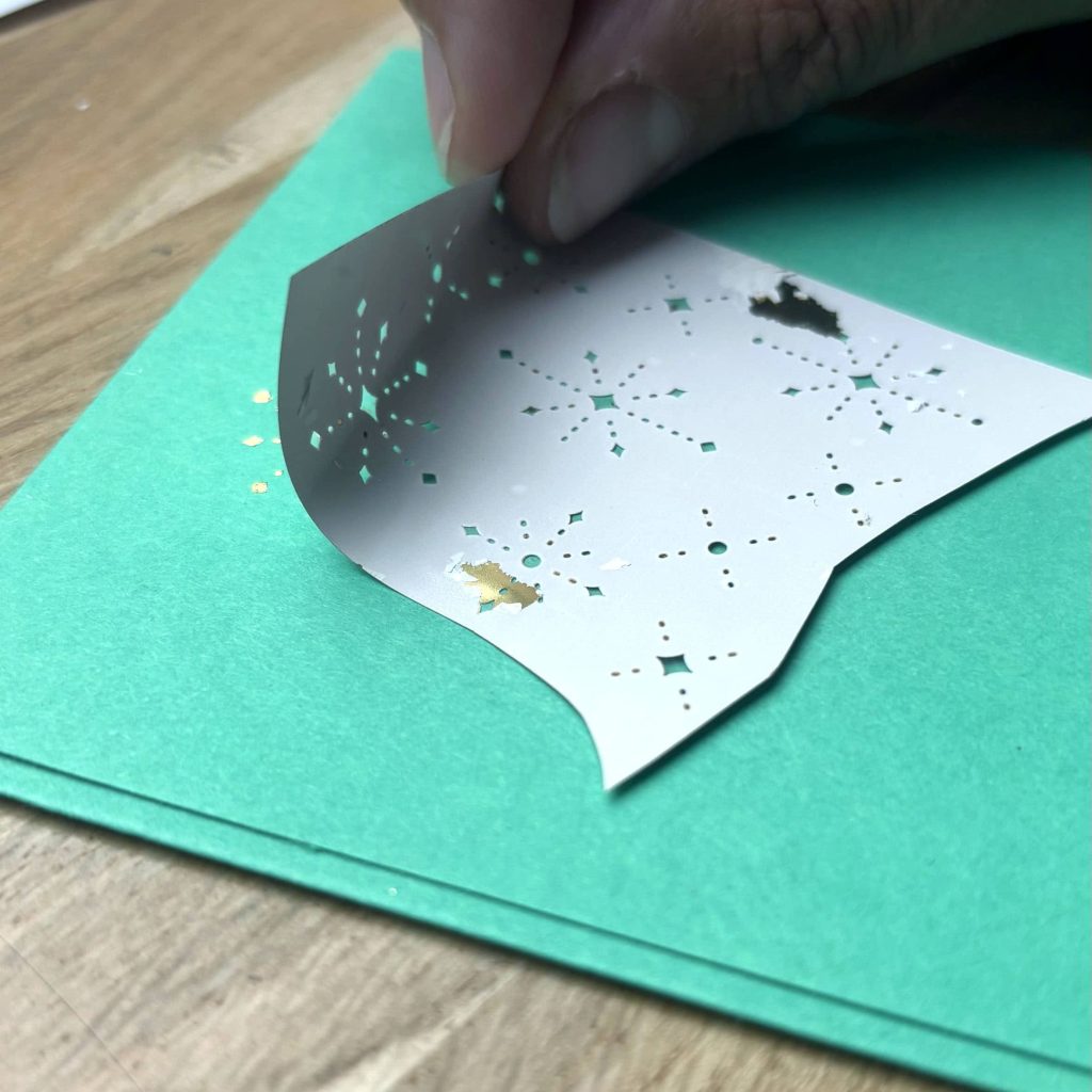 Soulève délicatement