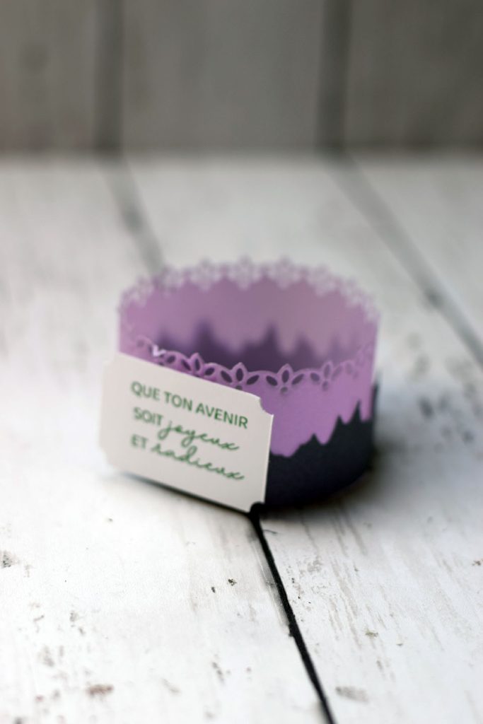 Détail d'un photophore en vélin transparent éclairé par une bougie