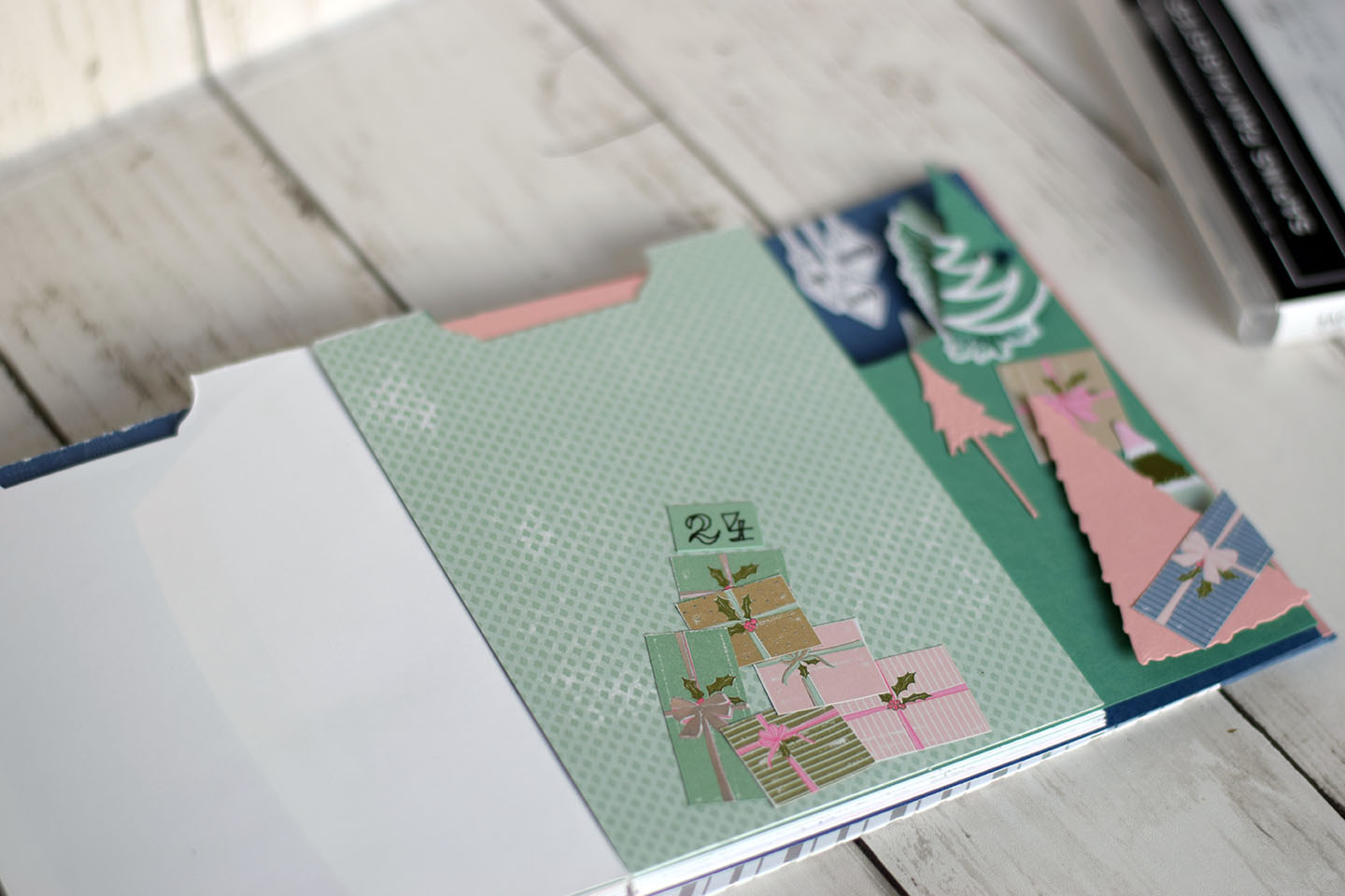 Album photo enveloppe Daily December ouvert avec pochettes souvenirs Noël enfants