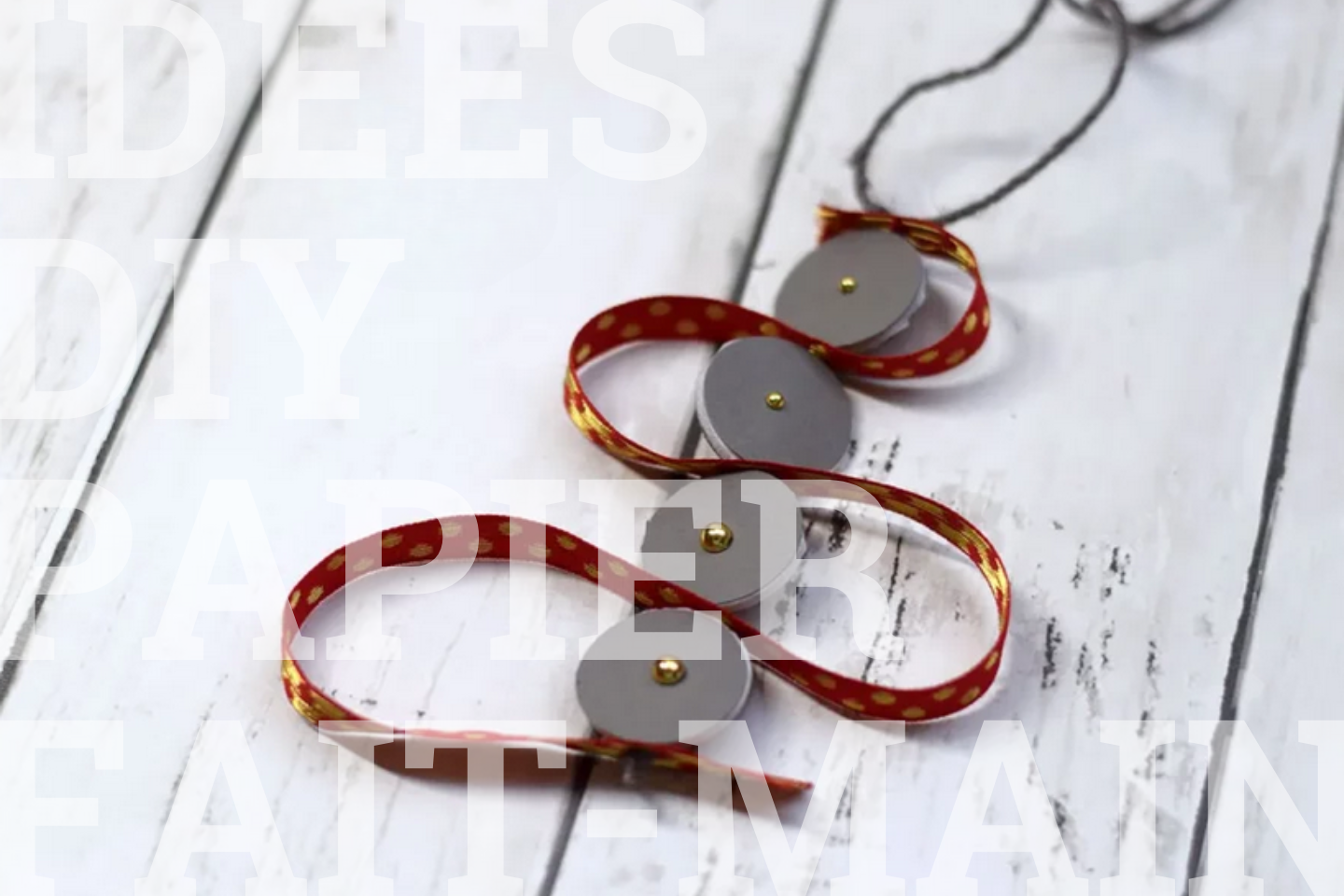 Décorer le sapin avec du ruban