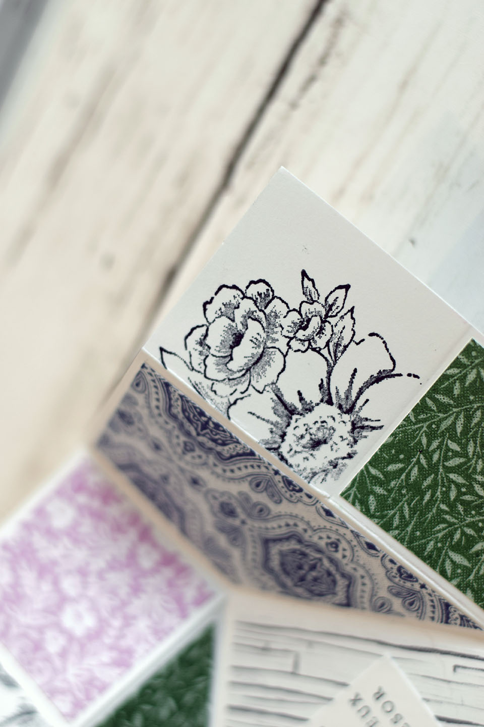 Carte en papier plié avec mécanisme origami