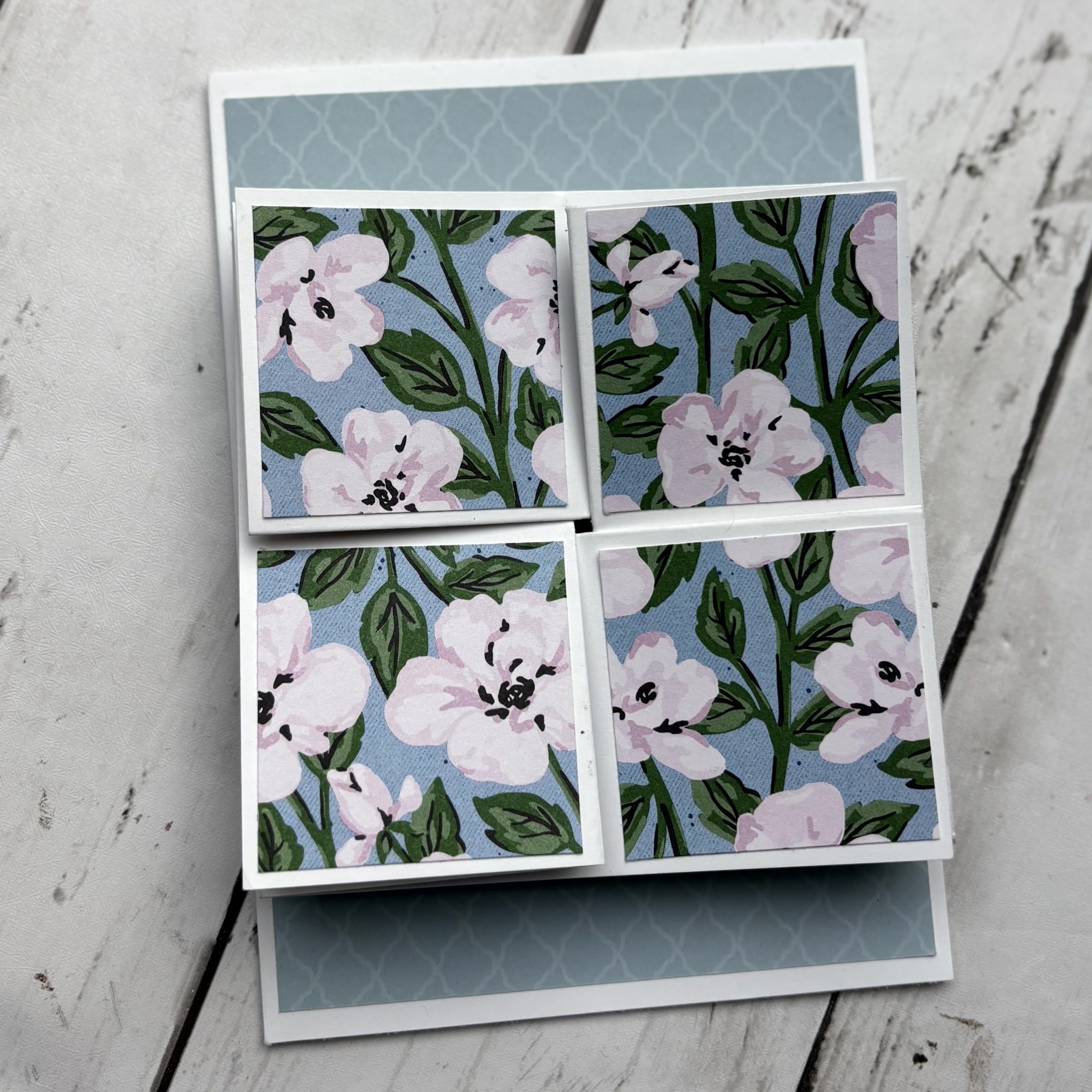 carré origami fleuri collé sur une carte