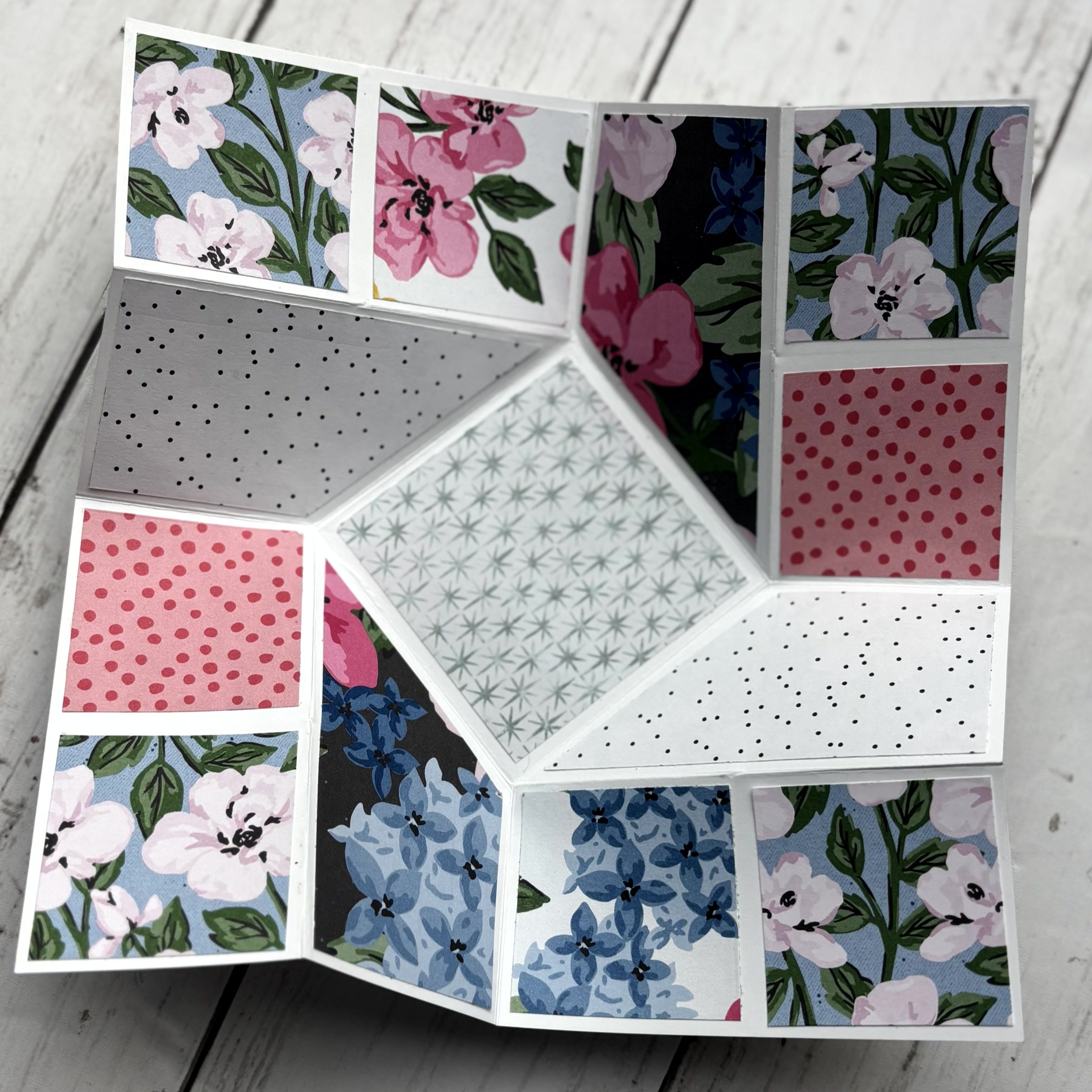 carré origami fleuri ouvert collé sur une carte