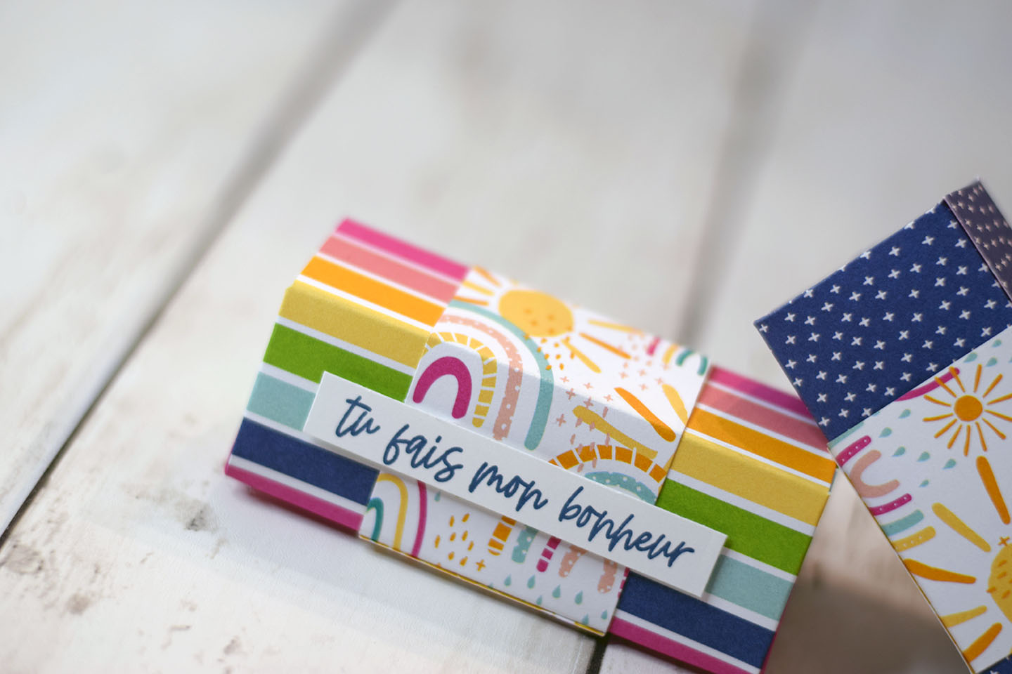 Boîtes à bonbons colorées réalisées pour un anniversaire créatif à domicile