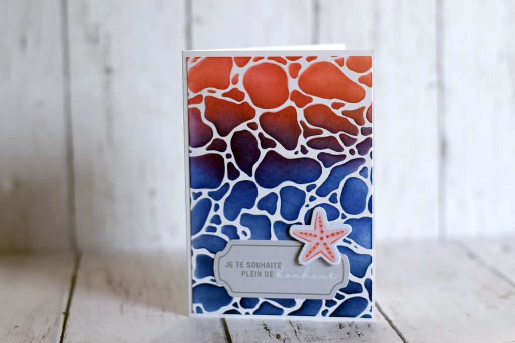 Carte scrapbooking XXL avec grand pochoir 30,5 cm appliqué sur format carte fond texturé