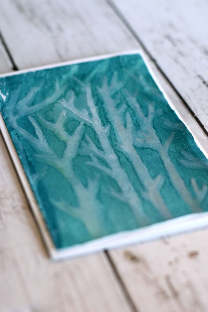Détail cyanotype pochoir DIY négatif découpe fleurs effet photographique bleu prussia vintage