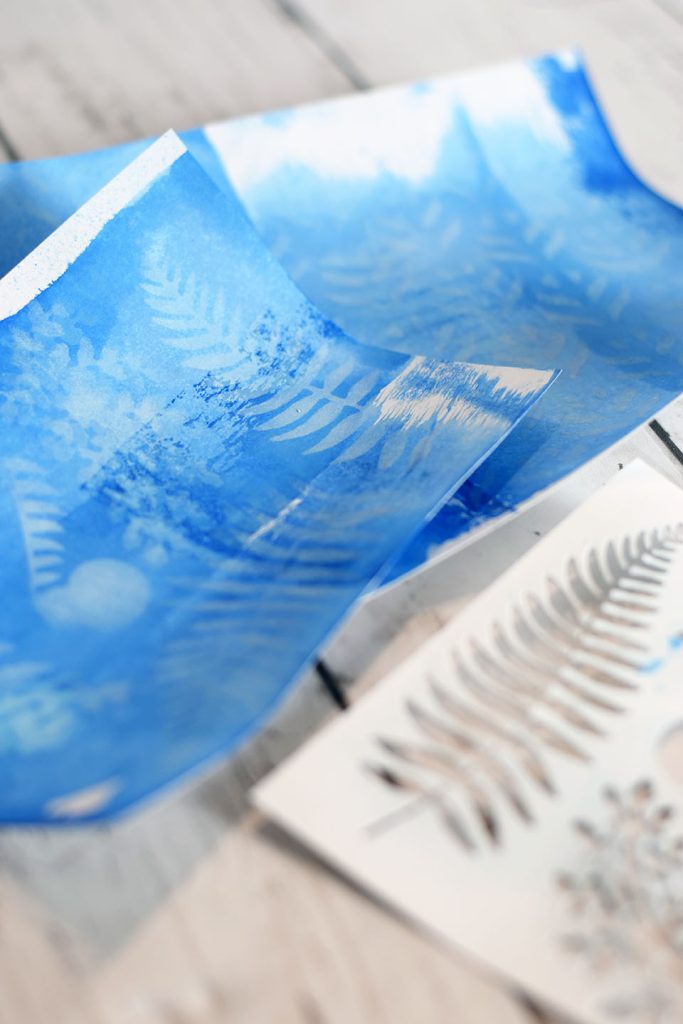 Cyanotype scrapbooking réalisé avec négatifs de découpes florales impression photographique bleu soleil