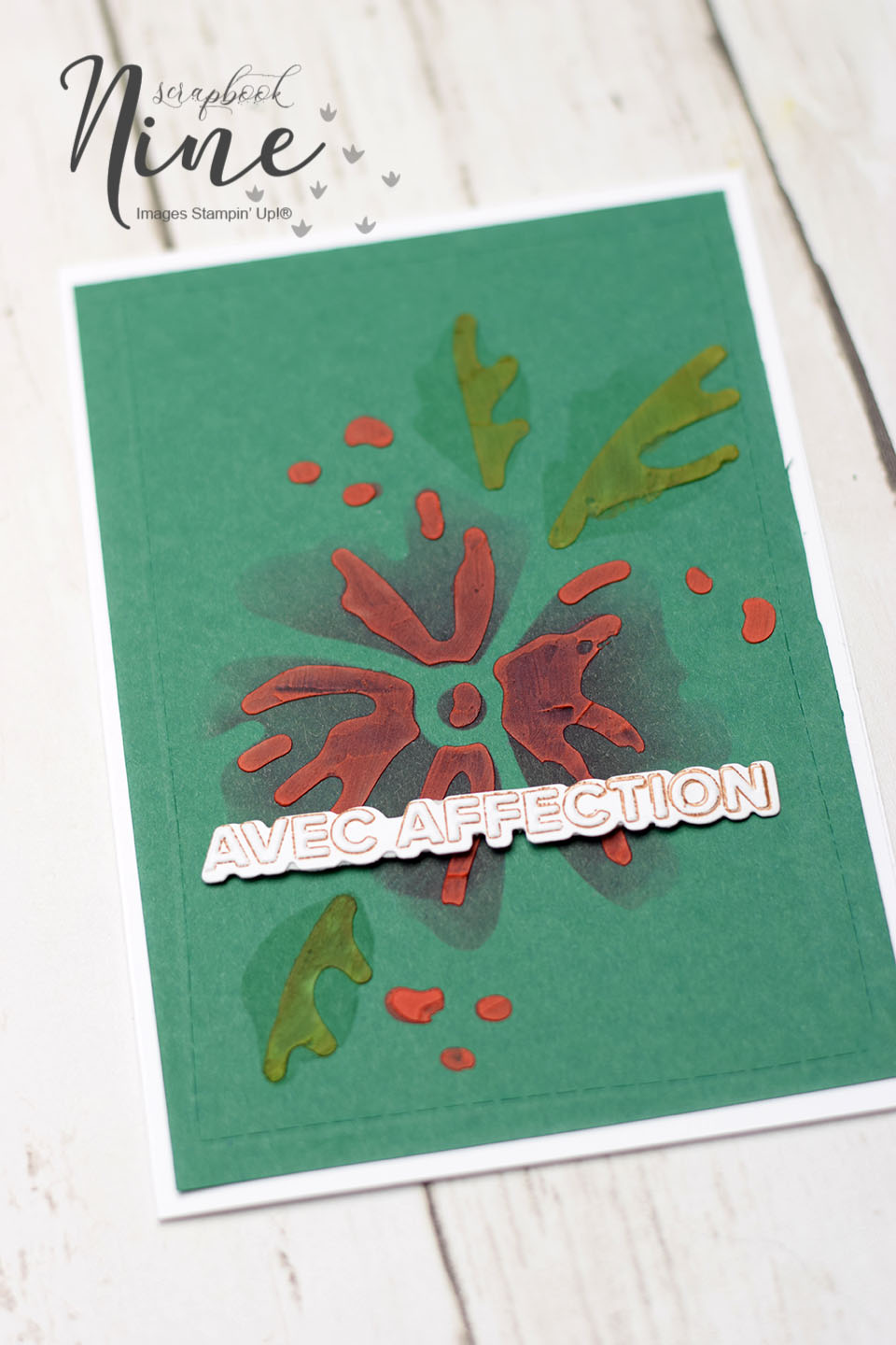 Pochoir scrapbooking avec pâte de texture colorée séchée effet 3D motif en relief au toucher