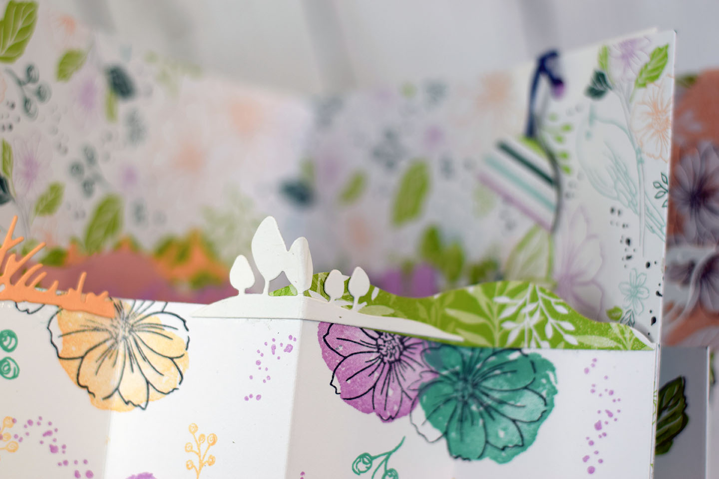 Album carrousel pop-up scrapbooking ouvert en étoile, 4 parties